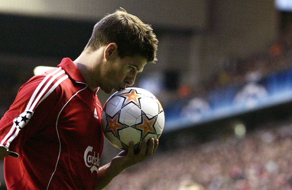Un intenso momento di concentrazione di Steven Gerrard, storico capitano del Liverpool, squadra a cui  legato da 17 anni di trionfi (Afp)